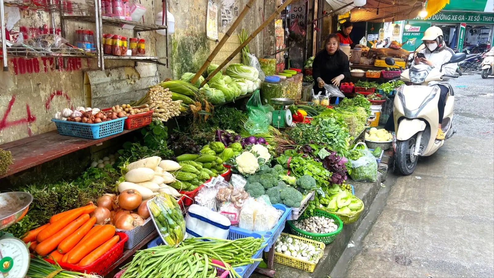 Rau xanh tăng giá chóng mặt